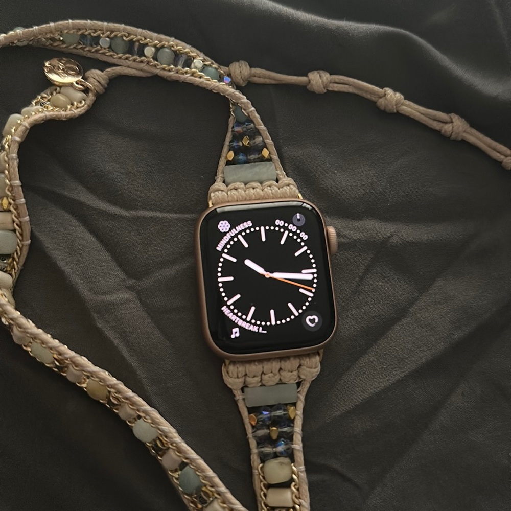 Apple watch SE, Rose gold, comes with charger and can also throw in some bands!